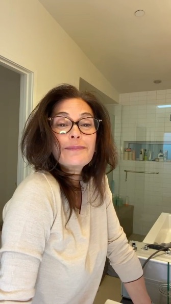 きれいな仕上がりに満足するテリー・ハッチャー（画像は『Teri Hatcher　2020年3月24日付Instagram「Get rid of your gray」』のスクリーンショット）