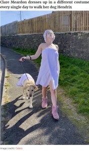 ヘンドリックスと一緒にドレスアップしたクレアさん（画像は『Bored Panda　2020年4月13日付「Woman Wears Bizarre Costumes While Walking Her Dog During The Quarantine And He Looks Embarrassed」（Image credits: Caters）』のスクリーンショット）