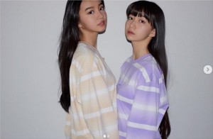 キムタクが撮影した愛娘Koki,とCocomi　彼が贈った服を着ている（画像は『cocomi_553_official　2020年3月26日付Instagram「1枚目はキメキメに。」』のスクリーンショット）
