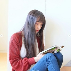 『鬼滅の刃』を読みふけるCocomi（画像は『cocomi_553_official　2020年4月4日付Instagram「練習以外はいつも、お絵描きをしたり、漫画、アニメを観ています。」』のスクリーンショット）