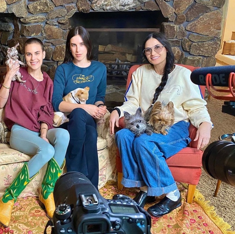 自宅でくつろぐ三女タルーラ、長女ルーマー、デミ（画像は『Demi Moore　2020年4月16日付Instagram「Shooting a little at-home video for ＠shopwyllis — coming soon!」』のスクリーンショット）