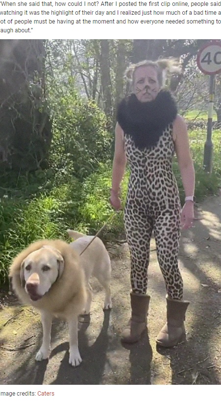 犬にもたてがみを付けて散歩（画像は『Bored Panda　2020年4月13日付「Woman Wears Bizarre Costumes While Walking Her Dog During The Quarantine And He Looks Embarrassed」（Image credits: Caters）』のスクリーンショット）