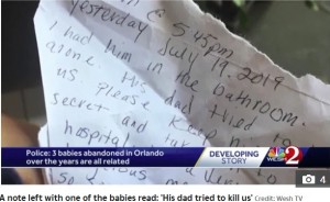 赤ちゃんと一緒に残されていたメモ（画像は『The Sun　2020年4月17日付「HUNT FOR CRUEL PARENTS Three babies found abandoned at the same Florida apartment complex over three years are all siblings」（Credit: Wesh TV）』のスクリーンショット）