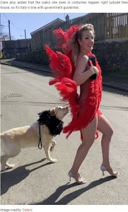 華やかな赤のコスチュームにハイヒールのクレアさん（画像は『Bored Panda　2020年4月13日付「Woman Wears Bizarre Costumes While Walking Her Dog During The Quarantine And He Looks Embarrassed」（Image credits: Caters）』のスクリーンショット）