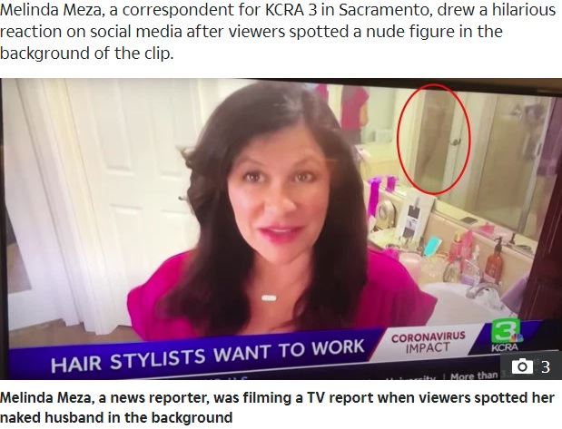 前髪を切る女性の後ろでシャワーを浴びる夫（画像は『The Sun　2020年4月20日付「NUDE AWAKENING California TV reporter accidentally films her husband naked in the shower during clip on DIY lockdown haircuts」』のスクリーンショット）