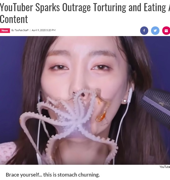 生きたタコを口にするYouTuber（画像は『TooFab　2020年4月9日付「YouTuber Sparks Outrage Torturing and Eating Animals Alive for Content」（YouTube）』のスクリーンショット）