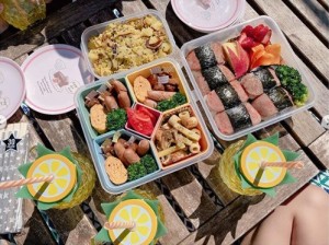 辻が作ったお弁当（画像は『辻希美tsujinozomi_official　2020年4月19日付Instagram「天気がいいからお昼ご飯は簡単にお弁当作ってバルコニーにシート敷いて食べたよ」』のスクリーンショット）