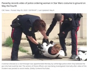 「武器を持って武装している」と警察官に身柄を拘束された女性（画像は『CBC.ca　2020年5月9日付「Stormtrooper attracts the wrong kind of force as Star Wars promotion takes a turn」』のスクリーンショット）