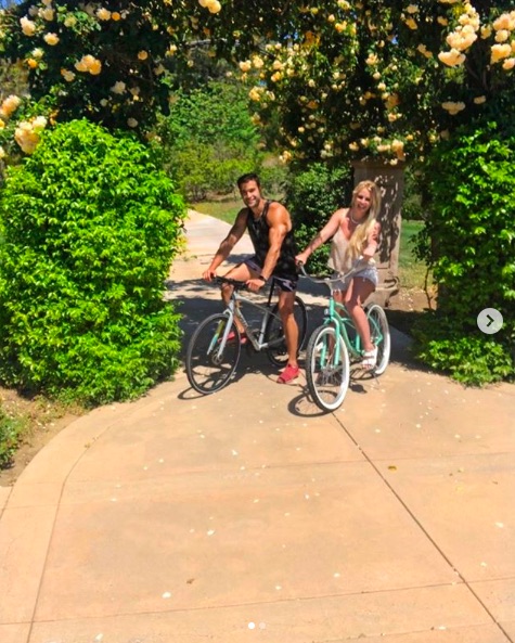 恋人サムさんに会えないことを嘆くブリトニー（画像は『Britney Spears　2020年5月1日付Instagram「I miss sunny bike riding days with this man.」』のスクリーンショット）