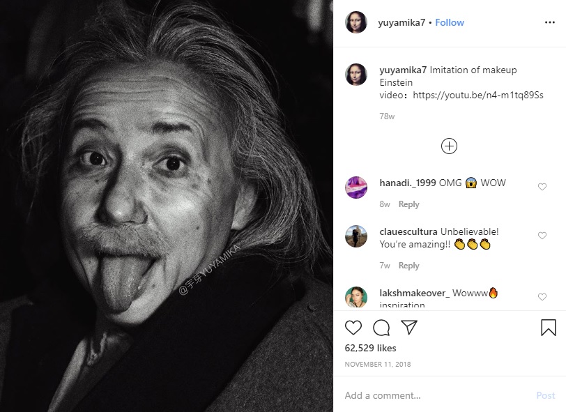 アルベルト・アインシュタインの“舌出し”写真を再現（画像は『YUYAMIKA宇芽　2018年11月11日付Instagram「Imitation of makeup Einstein」』のスクリーンショット）