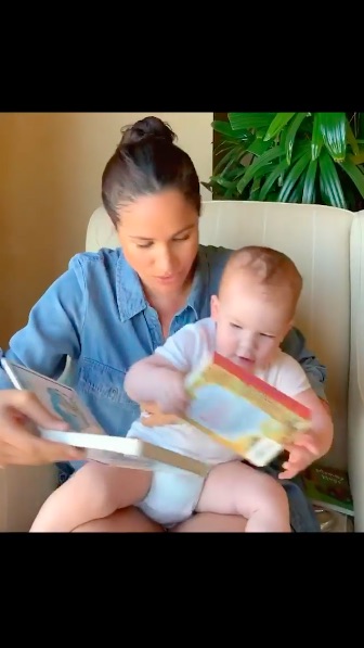 他の絵本に目移りするアーチーくん（画像は『Save The Children UK　2020年5月6日付Instagram「Meghan, The Duchess of Sussex reads “Duck! Rabbit!” for Archie’s birthday」』のスクリーンショット）