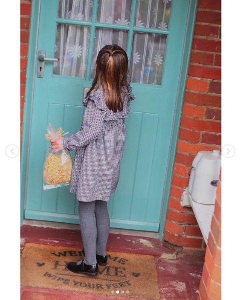 自ら食料を届けるシャーロット王女（画像は『Kensington Palace　2020年5月1日付Instagram「The Duke and Duchess of Cambridge are very pleased to share four new photographs of Princess Charlotte ahead of her fifth birthday tomorrow.」』のスクリーンショット）