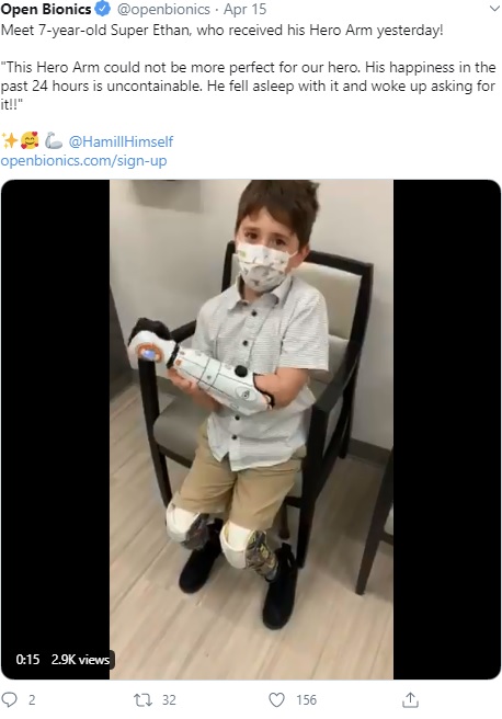 スター・ウォーズがテーマの義手を初めてつける男児（画像は『Open Bionics　2020年4月15日付Twitter「Meet 7-year-old Super Ethan, who received his Hero Arm yesterday!」』のスクリーンショット）