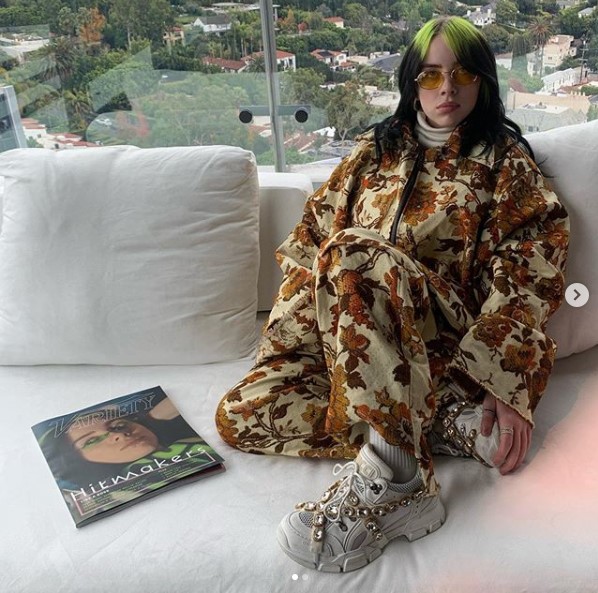 体型を隠す服を非難されていたビリー・アイリッシュ（画像は『BILLIE EILISH　2019年12月8日付Instagram「thank you for the award ＠variety」』のスクリーンショット）