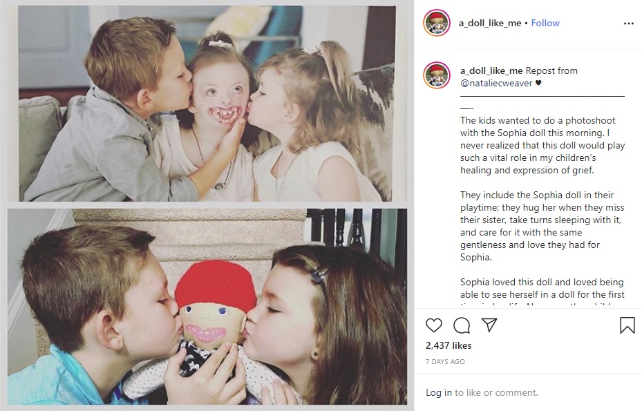亡くなったきょうだいの人形にキスする2人（画像は『Amy　2020年5月6日付Instagram「Repost from ＠nataliecweaver」』のスクリーンショット）
