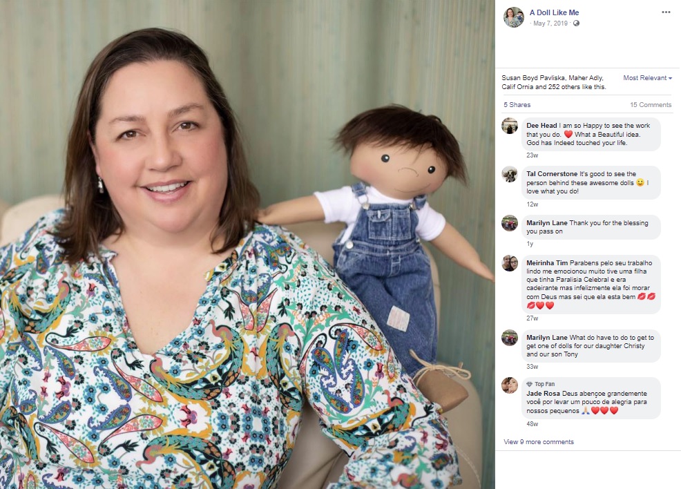 人形を作るエイミーさん（画像は『A Doll Like Me　2019年5月7日付Facebook』のスクリーンショット）