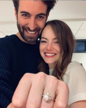 【イタすぎるセレブ達】エマ・ストーン秘かに結婚か？　ファンら「婚約指輪が結婚指輪に変わってる！」