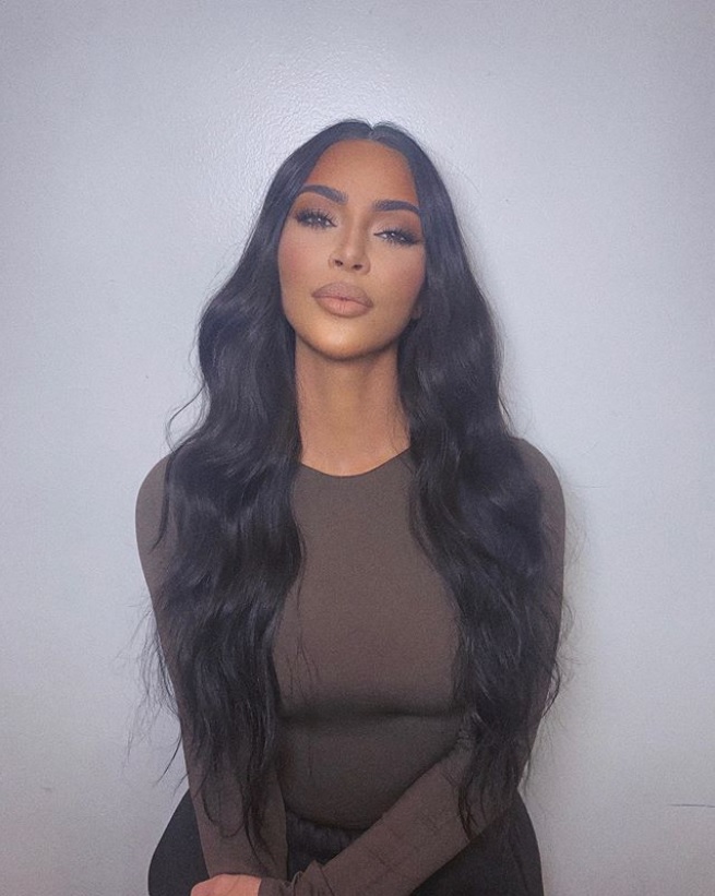 コスメブランド「KKW Beauty」が大成功しているキム（画像は『Kim Kardashian West　2020年4月21日付Instagram「I miss glam. Can we FT and get a glam lesson」』のスクリーンショット）