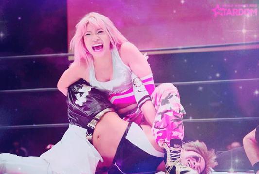 女子プロレスのリングで技を繰り出す木村花選手（画像は『木村花（HANA）　2019年8月14日付Instagram「わたしのだいじなファイブスター。」』のスクリーンショット）