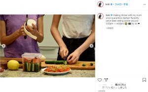 夕飯を作る工藤静香とKoki,（画像は『Koki,　2020年5月24日付「Making dinner with my mum since quarantine started!」』のスクリーンショット）