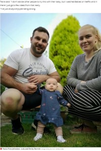 ルラちゃんと家族（画像は『Mirror　2020年5月18日付「Parents stunned as baby stands at 8 weeks ‘after watching strongman clips on YouTube’」（Image: Emily Derrick / SWNS.COM）』のスクリーンショット）