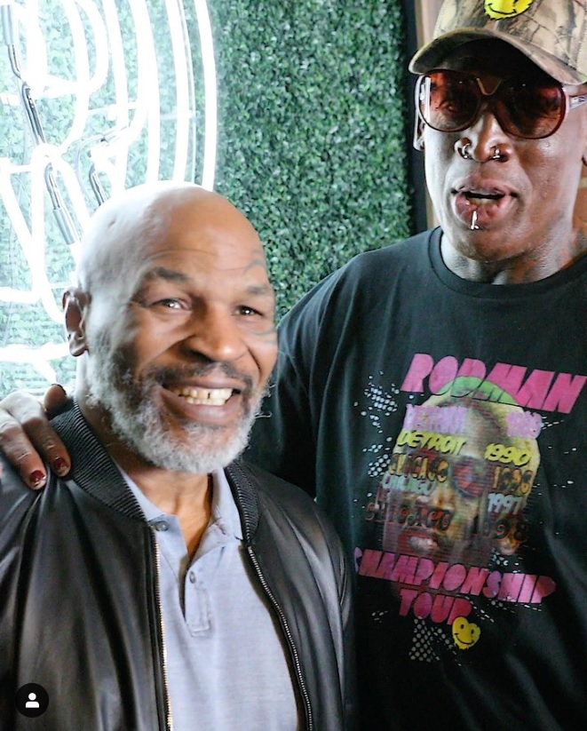 マイク・タイソンのポッドキャストに出演したデニス・ロッドマン（画像は『Mike Tyson　2020年5月8日付Instagram「Tune in now to Youtube.com/miketyson for Hotboxin’ with ＠dennisrodman」』のスクリーンショット）