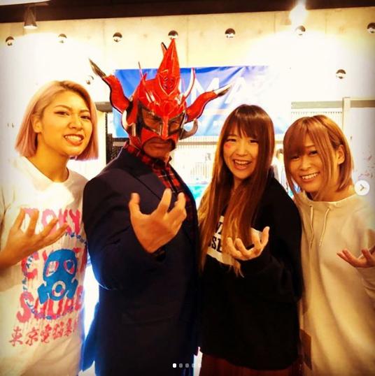 左が木村花さん（画像は『STARDOM スターダム_official　2020年1月6日付Instagram「＃新日本プロレス 大田区総合体育館大会にTCS来襲！」』のスクリーンショット）