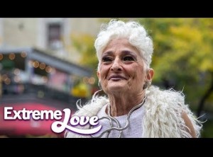 真のパートナーが欲しいと訴える83歳のハッティー・ウィーナーさん（画像は『Barcroft TV　2019年11月26日公開 YouTube「‘Tinder Granny’ Quits Dating App To Find Love | EXTREME LOVE」』のサムネイル）