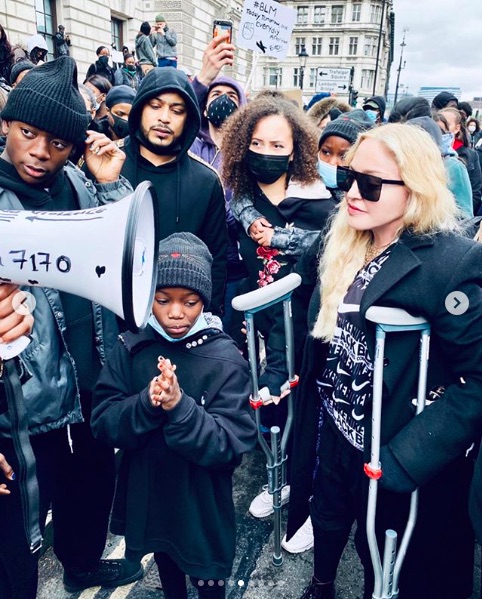 マスクなしでデモに参加したマドンナ（画像は『Madonna　2020年6月7日付Instagram「Peaceful Protest with the Fam in The U.K. We marched from Parliament to 10 Downing street.」』のスクリーンショット）