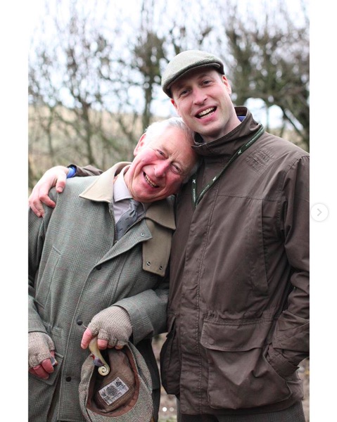 ウィリアム王子に寄りかかるチャールズ皇太子（画像は『Duke and Duchess of Cambridge　2020年6月21日付Instagram「Happy Father’s Day!」』のスクリーンショット）