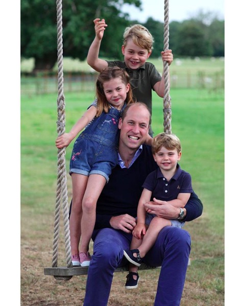 ジョージ王子、シャーロット王女、ルイ王子に囲まれて（画像は『Duke and Duchess of Cambridge　2020年6月20日付Instagram「The Duke and Duchess of Cambridge are very pleased to share a new picture of The Duke with Prince George, Princess Charlotte and Prince Louis ahead of The Duke’s birthday tomorrow.」』のスクリーンショット）