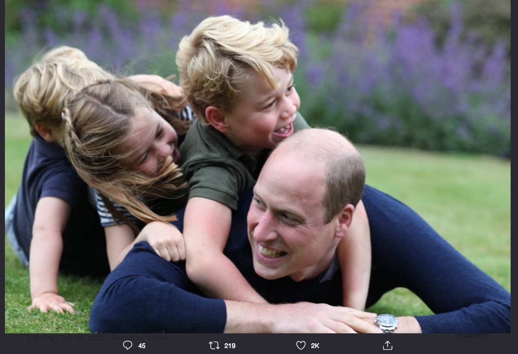 芝生の上で3人の子供達と戯れるウィリアム王子（画像は『Rebecca English　2020年6月20日付Twitter「Two gorgeous new pictures of the Duke of Cambridge with his children - Prince George, Princess Charlotte and Prince Louis - have been released by ＠KensingtonRoyal to mark William’s birthday and Father’s Day on Sunday Duchess Cambridge, taken in Norfolk earlier this month」』のスクリーンショット）