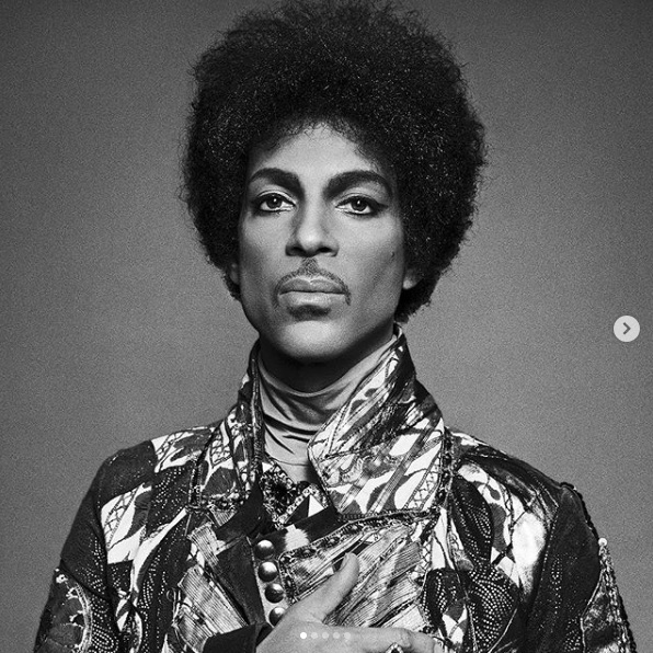 生きていれば62歳の誕生日を迎えるはずだったプリンス（画像は『Prince　2020年2月13日付Instagram「In 2013, Prince was photographed by Inez ＆ Vinoodh for the cover of ＠vmagazine.」』のスクリーンショット）