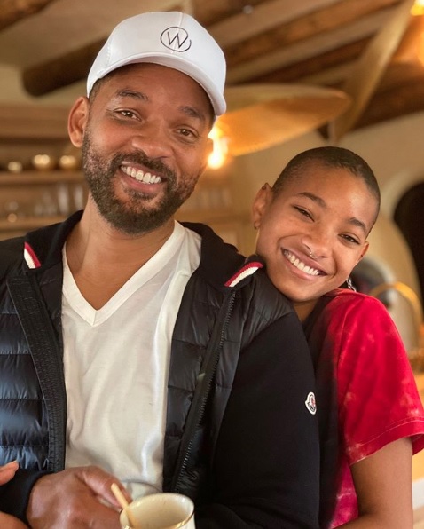 ウィル・スミスと19歳の長女ウィロウ（画像は『Will Smith　2020年3月25日付Instagram「These kids are refusing to follow social distancing protocols!!」』のスクリーンショット）