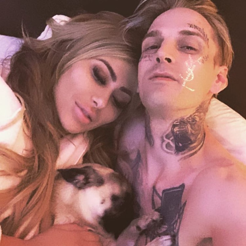 婚約を公表したアーロン＆メラニーさん（画像は『Aaron Carter　2020年3月21日付Instagram「I love you 3000」』のスクリーンショット）