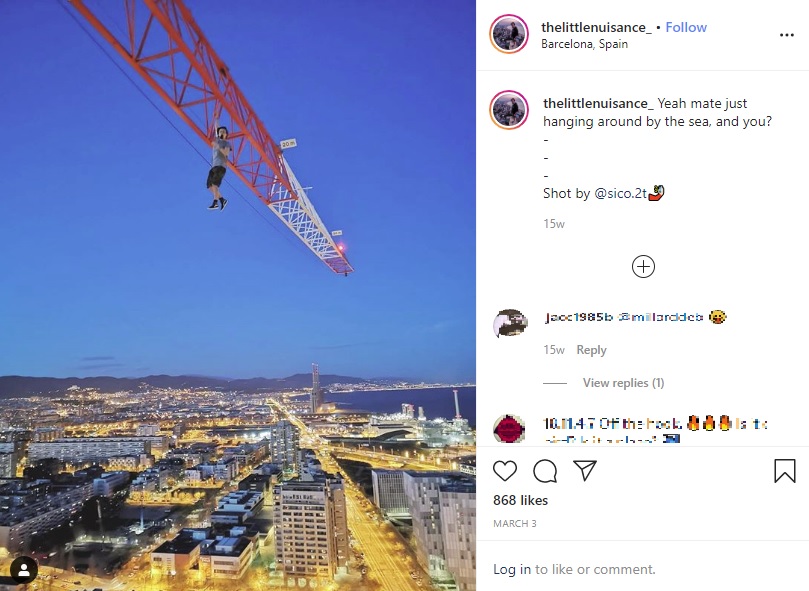 クレーンにぶら下がるアダムさん（画像は『NUISANCE　2020年3月3日付Instagram「Yeah mate just hanging around by the sea, and you?」』のスクリーンショット）