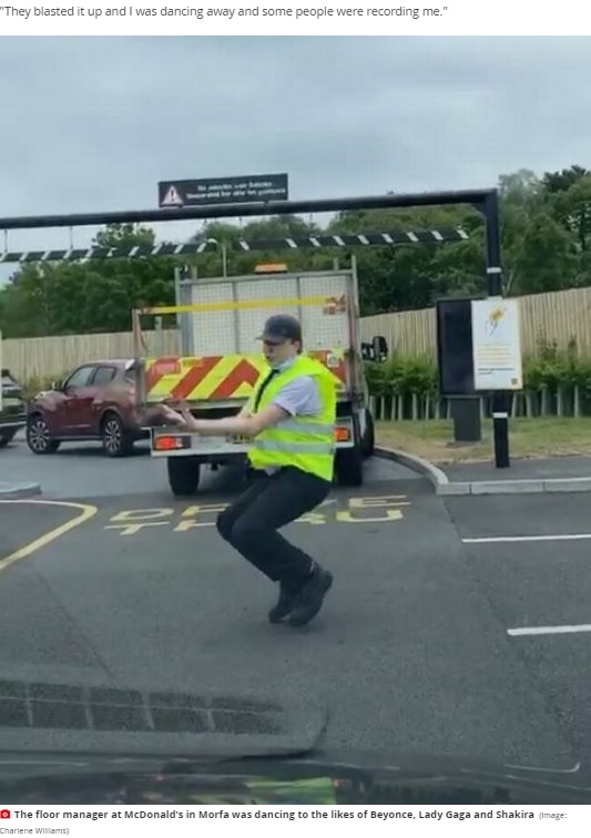 ドライブスルーで交通整理をしながらダンスする男性（画像は『WalesOnline　2020年6月4日付「A McDonald’s drive-thru worker has gone viral after entertaining queues of traffic with his dancing」（Image: Charlene Williams）』のスクリーンショット）