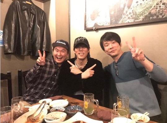 野田洋次郎と会食したかまいたち（画像は『かまいたち 濱家隆一　2018年12月4日付Instagram「野田さんにM-1グランプリお疲れさん会をしてもらいました！」』のスクリーンショット）