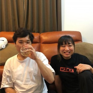 すっかりくつろぐ山里と笑顔のしずちゃん（画像は『南海キャンディーズ しずちゃん　2020年6月9日付Instagram「昨日、相方が初めて家来たーー!!!笑」』のスクリーンショット）