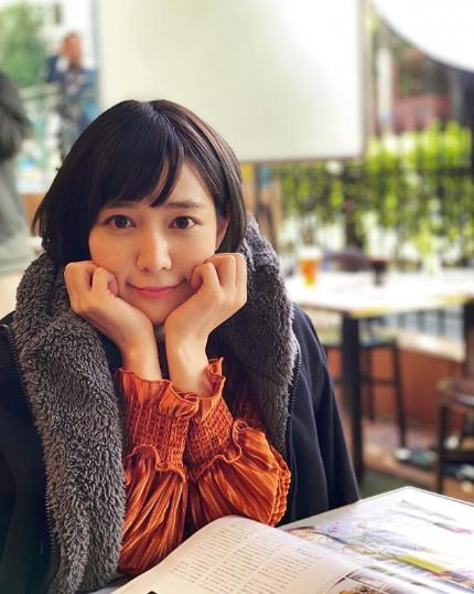 吉谷彩子「ビズリーチ」CM撮影のオフショット（画像は『吉谷彩子　2020年1月6日付Instagram「ビズリーチの新CM流れてるみたいなので、是非見つけてください」』のスクリーンショット）