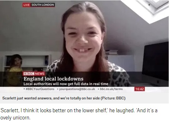 インタビューに応じる博士、後ろにいた娘が…（画像は『Metro　2020年7月1日付「Adorable child crashes BBC News interview with framed unicorn photo and no one can cope」（Picture: BBC）』のスクリーンショット）