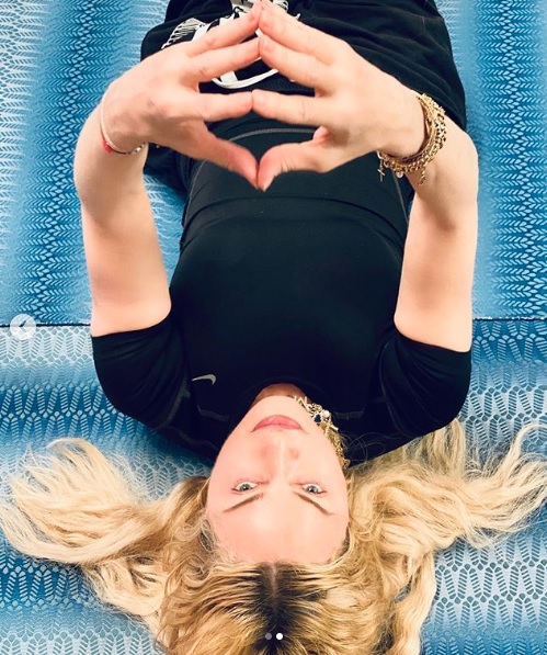 リハビリ治療中のマドンナ（画像は『Madonna　2020年7月16日付Instagram「Rehab doesn’t have to be boring..............」』のスクリーンショット）