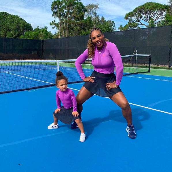 ママとお揃いのウェアで“twinning”（画像は『Alexis Olympia Ohanian, Jr.　2020年7月2日付Instagram「Caption this」』のスクリーンショット）