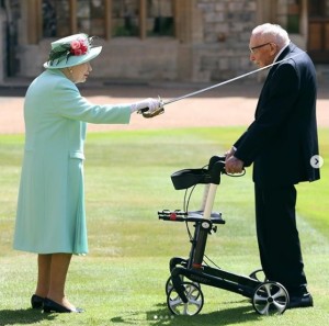 【イタすぎるセレブ達】エリザベス女王、トム・ムーアさん（100）に勲章を授与　43億円以上の寄付金集めた英ヒーローにナイトの爵位