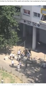 マンションの下で子供を受け止めた隣人ら（画像は『LADbible　2020年7月22日付「Two Children Caught By Crowd After Jumping 40ft From Burning Building」（Credit: Souhaila Saidi via Storyful）』のスクリーンショット）