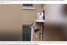 【海外発！Breaking News】アパート5階から回転しながら落ちた2歳児、隣人がキャッチして助かる（中国）＜動画あり＞