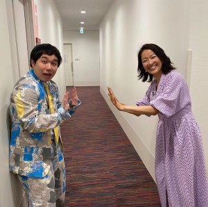 ソーシャルディスタンスを守るせいやと羽田美智子（画像は『霜降り明星 せいや　2020年7月4日付Instagram「羽田さんのサスペンスめちゃくちゃ見てました！」』のスクリーンショット）