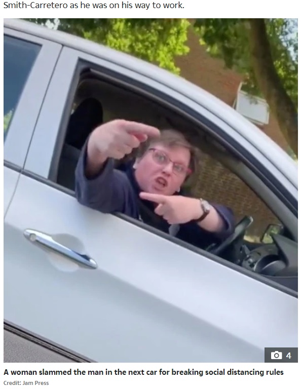 隣の車に向かって罵る女性（画像は『The Sun　2020年7月22日付「CAR-ONA RAGE ROW Bizarre moment woman yells at driver in next CAR not to get too close because of coronavirus」（Credit: Jam Press）』のスクリーンショット）