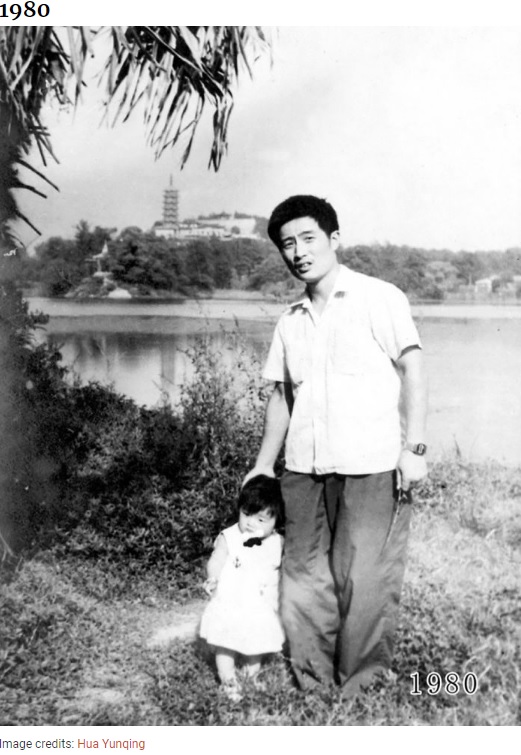 1980年当時の父（26歳）と娘（1歳）、その後約40年間撮影が続くことに（画像は『Bored Panda　2020年8月20日付「This Dad And Daughter Have Been Taking Yearly Pics At The Same Spot For 40 Years, And The Pics Show How Time Flies」（Image credits: Hua Yunqing）』のスクリーンショット)