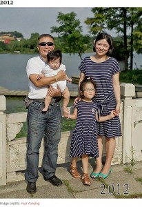 第2子が誕生した華華さん（画像は『Bored Panda　2020年8月20日付「This Dad And Daughter Have Been Taking Yearly Pics At The Same Spot For 40 Years, And The Pics Show How Time Flies」（Image credits: Hua Yunqing）』のスクリーンショット）